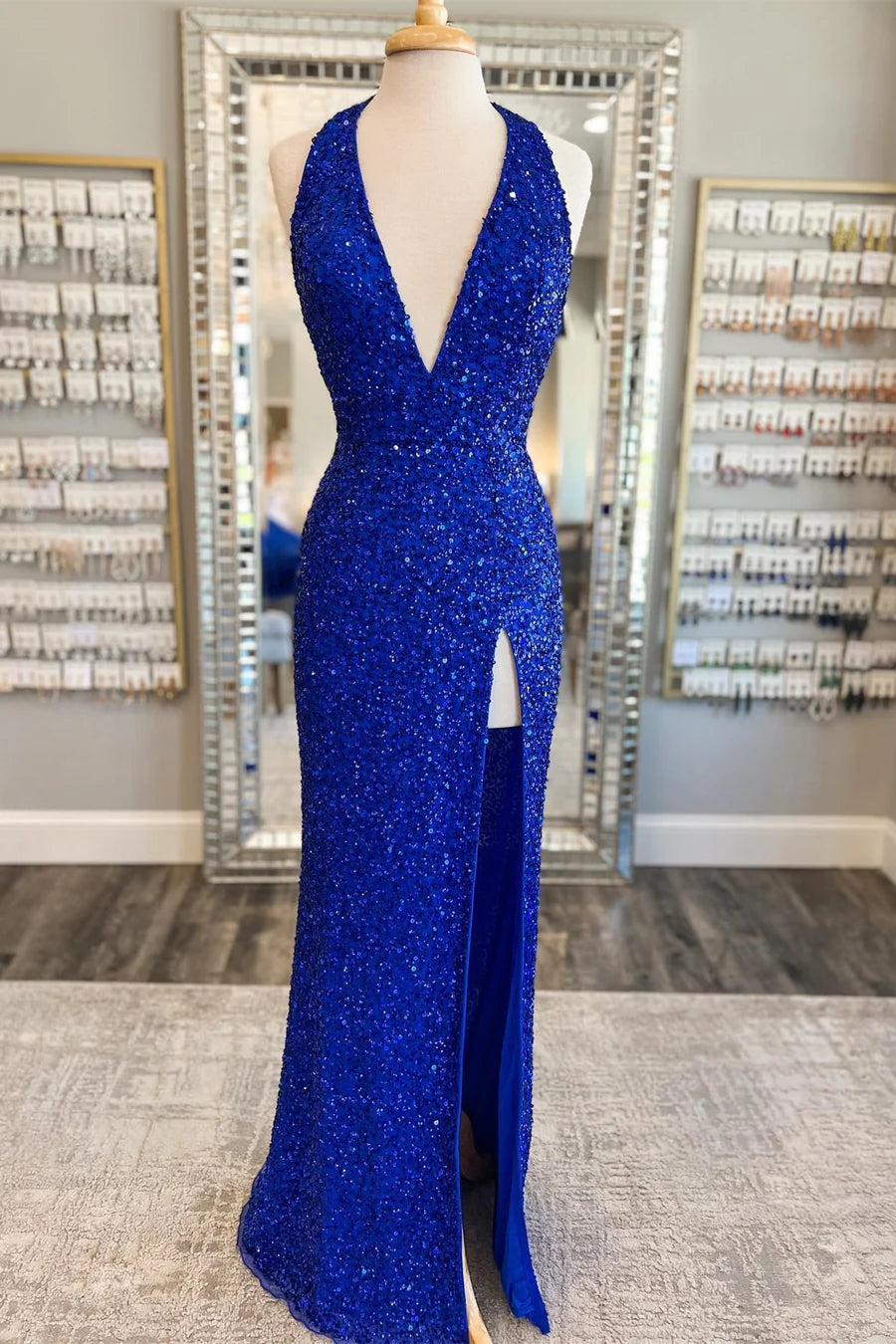 Vestido de fiesta con lentejuelas y cuello halter con cola incorporada